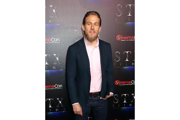 Charlie Hunnam war nach Vegas gekommen, um seinen neuen Film 'The Gentleman' vorzustellen, der 2020 in die Kinos kommen soll...