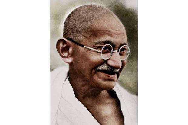 Bevor Mahatma Gandhi zur Ikone für friedlichen Widerstand wurde, studierte er Jura in England und wurde Anwalt. Später war e...