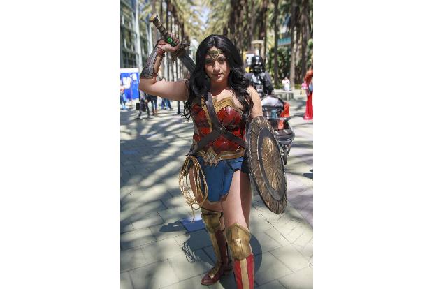 Eines der beliebtesten Kostüme war Wonder Woman – sowohl bei Frauen als auch bei Männern. Diese Besucherin hat sich für die...