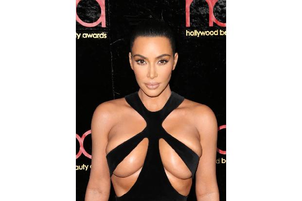 Als Kim Kardashian Mitte Februar auf den Hollywood Beauty Awards 2019 ohne Büstenhalter erschien und ihr Dekolleté notdürfti...