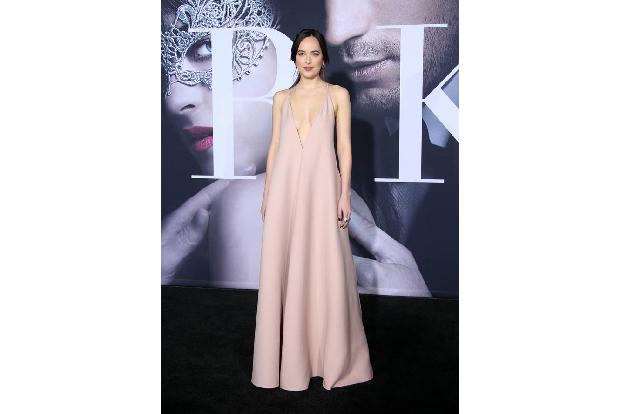 Dieses Outfit war ein kompletter Griff ins Klo. Die hellrosa Farbe lässt Schauspielerin Dakota Johnson viel zu blass erschei...