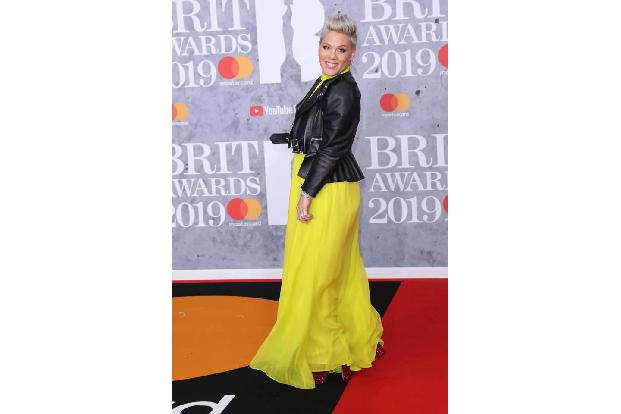 …P!nk alias Alecia Moore aus. Ihr neues Album erscheint ebenfalls am 26. April und trägt den ernüchternden Titel 'Hurt 2B Hu...
