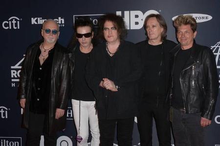 …größten Comebacks 2019 gehört zweifelsohne das neue Werk von The Cure. Deren bisher letztes Album '4:13 Dream' erschien 200...