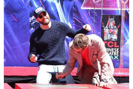 Chris Evans alias Captain America (l.) verewigt sich gemeinsam mit Robert Downey, Jr, der im Film Iron Man darstellt. Offens...