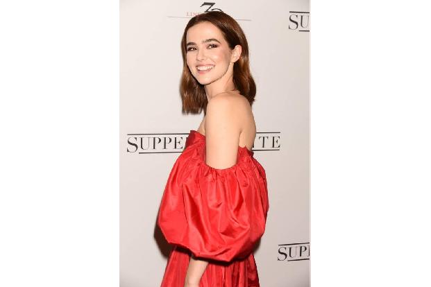...'Buffaloed' mit Zoey Deutch zu. Die spielt eine Betrügerin, die verzweifelt versucht, der Stadt Buffalo zu entfliehen. Au...