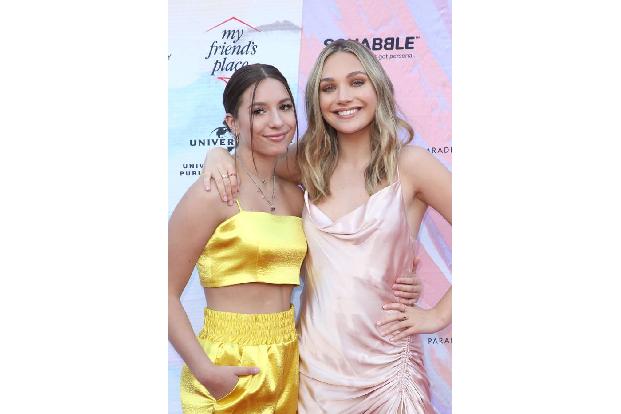 ...Fußstapfen treten, denn Mackenzie ist erst 14 Jahre alt und neben Maddie in 'Dance Moms' zu sehen. Außerdem ist sie Musik...