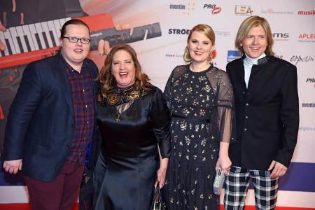 ...die Kelly-Family, beziehungsweise ein Teil davon. Maite war beispielsweise zu Hause geblieben, dafür heizten ihre Geschwi...