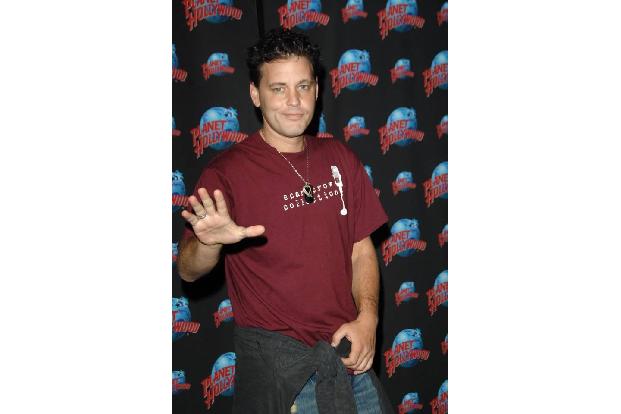Weniger glücklich endet die Geschichte von Corey Haim. Als er 2010 an einer Medikamentanüberdosis starb, war er so arm, dass...