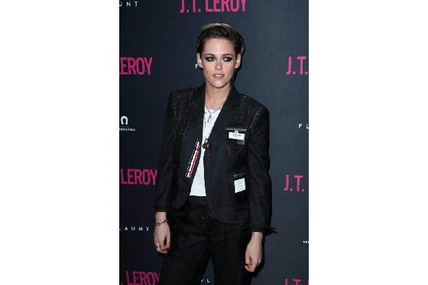 ...Laura Albert die Bücher geschrieben, während eine Frau namens Savannah Knoop (im Film gespielt von Kristen Stewart) mit k...