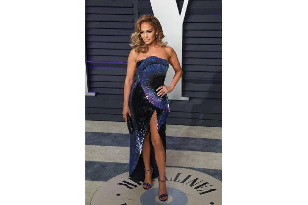 Ist sie nicht einfach wunderschön? Jennifer Lopez begeistert uns seit Jahren mit coolen, sexy und hinreißenden Looks – wie h...