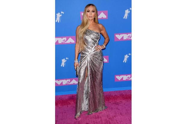 …bei den MTV Video Music Awards 2018 in New York City: Jennifer Lopez glitzert gern. Doch das Mode-Chamäleon kann auch knall...