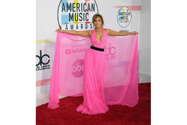 …American Music Awards im vergangenen Jahr präsentierte J.Lo ein Kleid, das als 