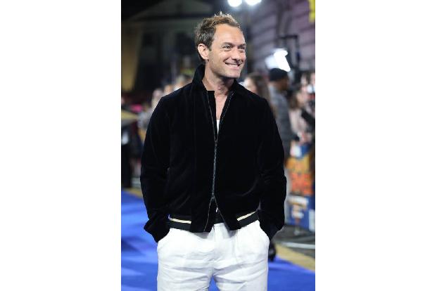 ...Jude Law war wohl etwas launisch, als seine Nachbarn in Manhattan durch das Fenster einen Blick auf den Frauenschwarm war...