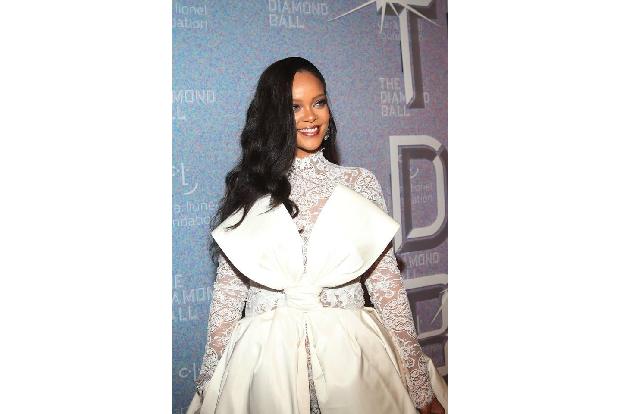 ...Rihanna, denn ihre Chauffeure fuhren die Karossen auf dem Weg von RiRis und zu RiRis Haus gerne mal über den Rasen des Na...