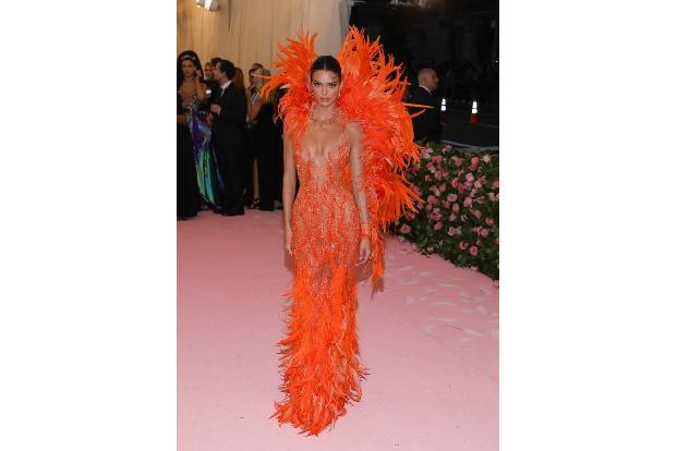 Wow! Kendall Jenner legte bei der diesjährigen Met Gala einen atemberaubenden Auftritt hin und schmückte sich mit Federn in ...
