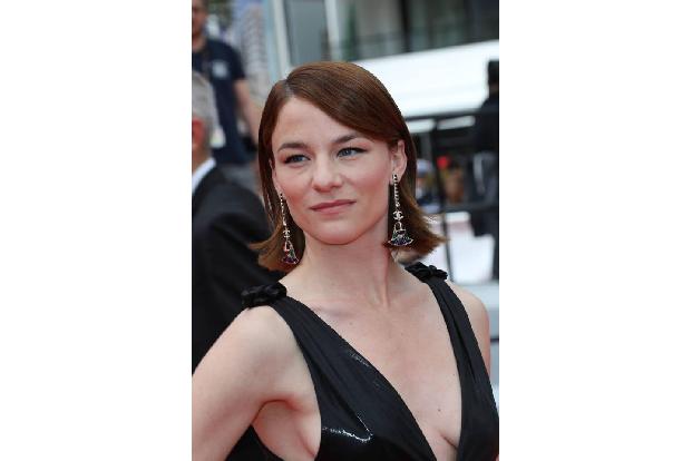Marion Cotillard war bei den Batman-Dreharbeiten bereits hochschwanger, unterbrach die Arbeit nur kurz für die Geburt, um gl...