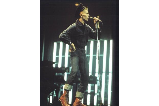 …wurde das erste Mal im Jahr 1984 verliehen. Damals hieß er nur Video Vanguard Award und ging an David Bowie – dem Superstar...