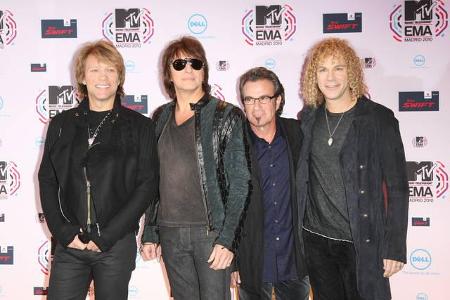 …wurde der Video Vanguard Award umbenannt und heißt seit 1991 also Michael Jackson Video Vanguard Award. Die damaligen Gewin...