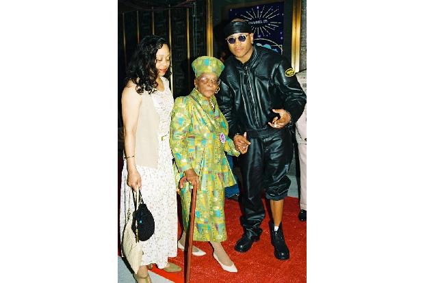…LL Cool J noch zusammen mit seiner Familie zu den MTV Music Awards erschienen. Ein Jahr später erhielt er dann den MJVVA – ...
