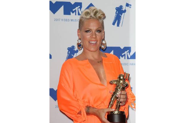 …hielt eine Künstlerin den Mondmann in der Hand, die momentan auf Welttournee ist: Pink. Als Kind dachte sie lange, sie sei ...