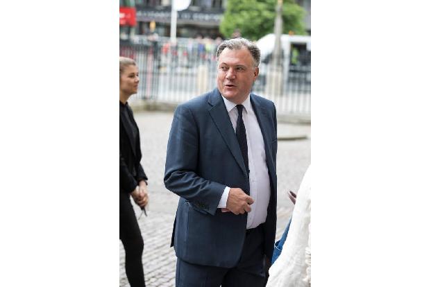 Der einstige Finanzminister im britschen Schattenkabinett, Ed Balls, machte erste Gehversuche auf Twitter, indem er 2011 ein...