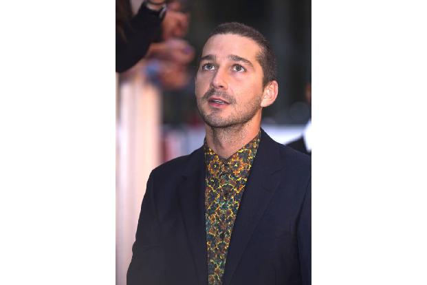 Kunstprojekt oder öffentlicher Zusammenbruch? Zwei Wochen lang twitterte Shia LaBeouf jeden Tag in Großbuchstaben: 