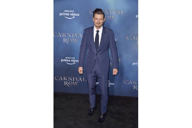 Orlando Bloom zeigte sich stylisch wie immer in einem blauen Anzug, als in Hollywood am 21. August seine neue Serie 'Carniva...