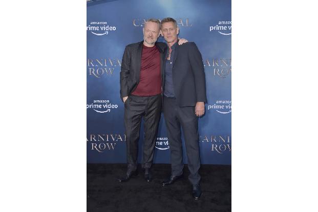 ...Jared Harris, der in 'Carnival Row' ebenfalls seine Aufwartung macht. In Deutschland wird die Serie am 30. August auf Ama...