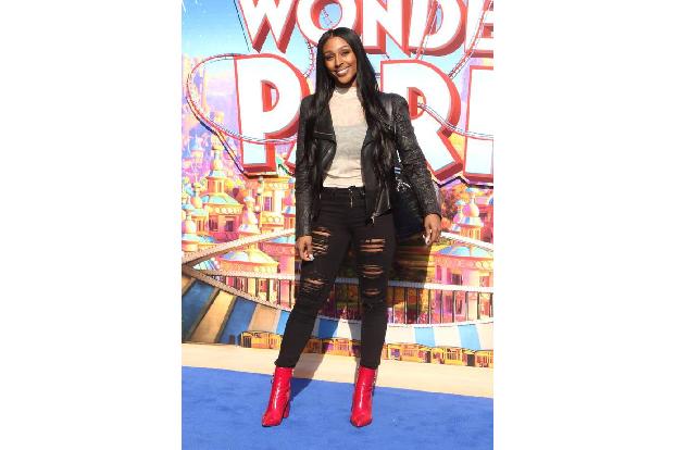 Popsängerin Alexandra Burke sah beim Wonder Park Gala Screening in London einfach so richtig cool aus! Die schwarzen Ripped ...