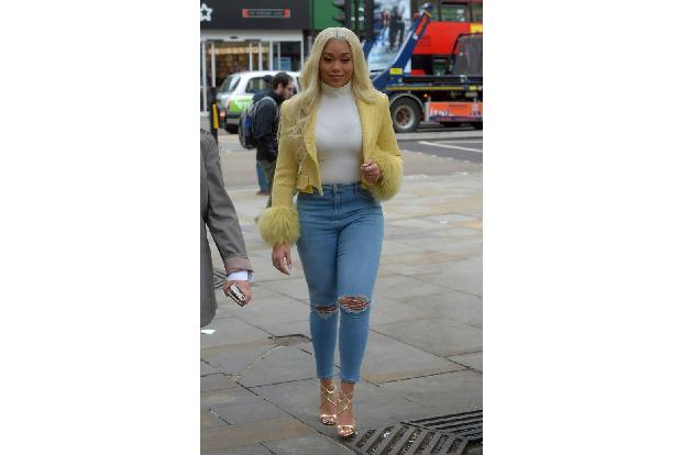 Auch Jordyn Woods wählte für ihren letzten Besuch in London eine hautenge Jeans im Ripped Look. Dazu trug Kylie Jenners ehem...