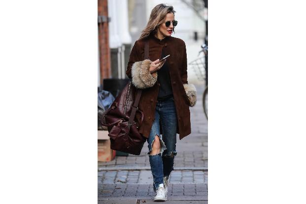 TV-Star Caroline Flack trug unlängst dieses Exemplar des Denim-Trends. Allerdings konnte man bei dieser Version fast glauben...