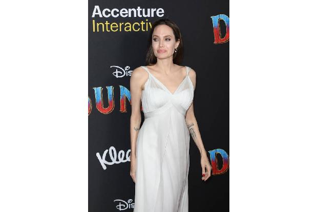 Sechs Kinder hat auch Leinwandgrazie Angeline Jolie mit Ex-Mann Brad Pitt. Drei davon haben sie adoptiert, drei (darunter ei...