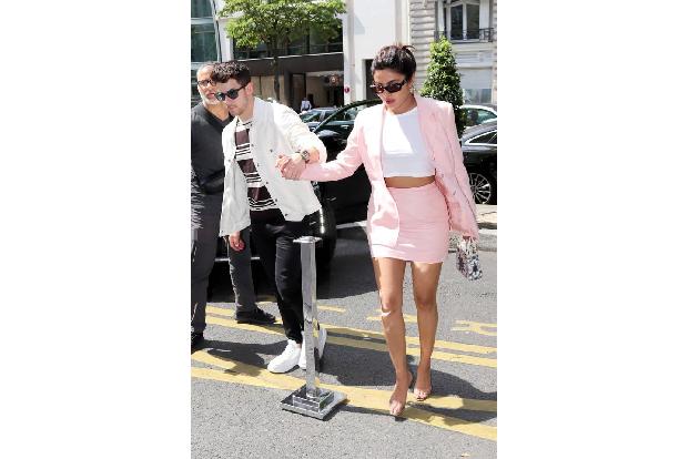 Model Priyanka Chopra ist mit Joes Bruder Nick Jonas verheiratet. Nachdem sie die Hochzeit von Joe und Sophie besucht hatten...