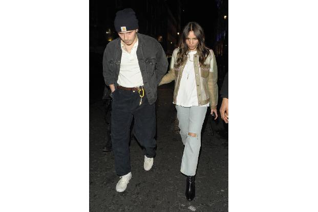 Brooklyn Beckham urlaubt nicht nur mit seinen prominenten Eltern, sondern genießt die Sommersonne auch einmal zu zweit mit s...