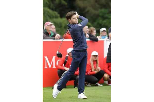 One-Direction-Star Niall Horan ist leidenschaftlicher Golfer. Sein Schwung sieht wirklich perfekt aus. Die Klamotten sind co...
