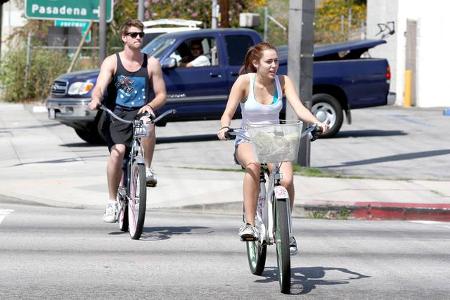 Bei den Dreharbeiten zu 'Mit dir an meiner Seite' nimmt das Drama seinen Lauf: Sängerin Miley Cyrus und Schauspieler Chris H...