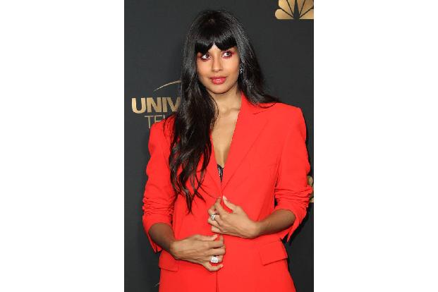 ...Jameela Jamil teilte den Tweet einer Nutzerin, die sich darüber echauffierte, dass der Brand von Notre Dame tagelang in d...