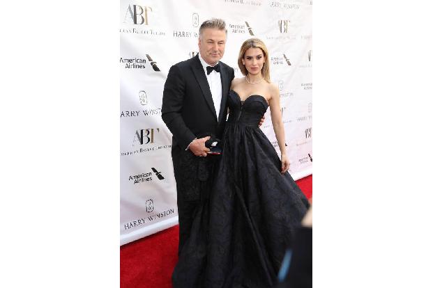 Alec Baldwin ist für seine Wutausbrüche bekannt. Ist er deswegen mit einer Yogalehrerin zusammen, damit er seine innere Ruhe...