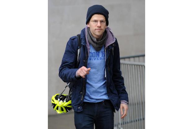 Jesse Eisenberg schauspielert nicht nur, sondern kümmert sich in seiner Freizeit auch um verwaiste Katzen.