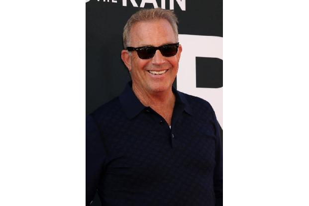 ...niemand Geringerem als Kevin Costner, der sich auf der Premiere bei bester Laune zeigte. Natürlich darf in solch einem He...