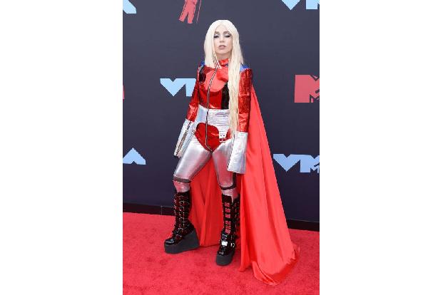Eine der wichtigsten Farben des Abends war Rot. 'Sweet But Psycho'-Sängerin Ava Max hatte sich für ein etwas eigentümliches ...