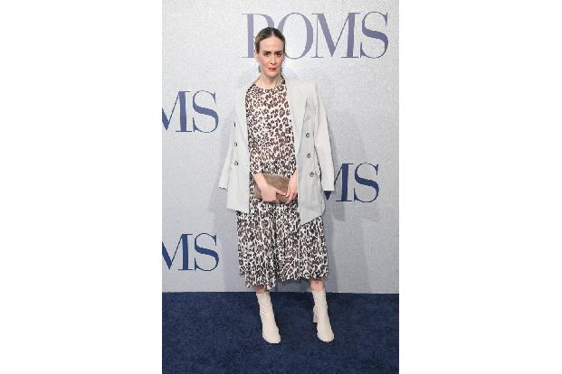 Nicht ganz so sexy, dafür klassisch schick ist die Jacke, die sich 'American Horror Story'-Ikone Sarah Paulson um die Schult...