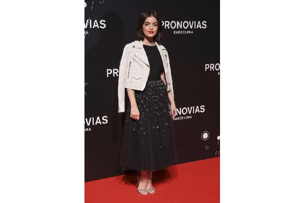 Die umgelegten Jacken müssen nicht immer lang sein, wie 'Pretty Little Liars'-Schönheit Lucy Hale beweist.