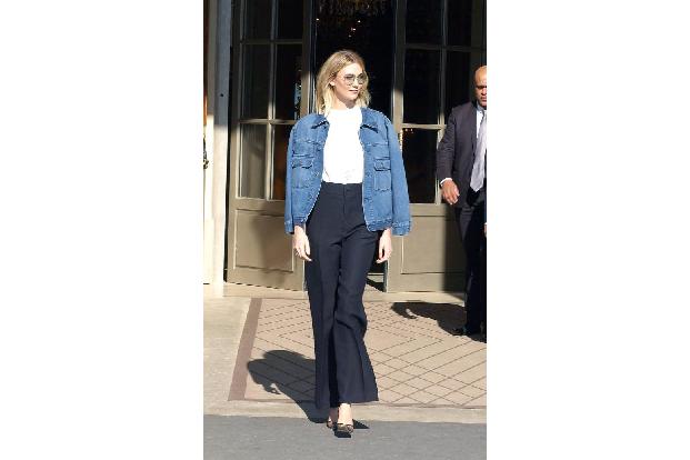 Topmodel Karlie Kloss setzt indes das It-Piece des Sommers, eine Jeansjacke, ohne zu schwitzen in Szene.