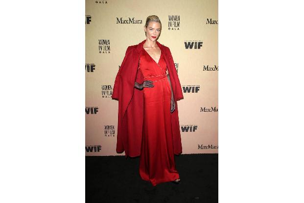 Von den Handschuhen kann man halten, was man möchte… Doch 'Hart of Dixie'-Blondine Jaime King präsentiert den Jacken-Trend g...