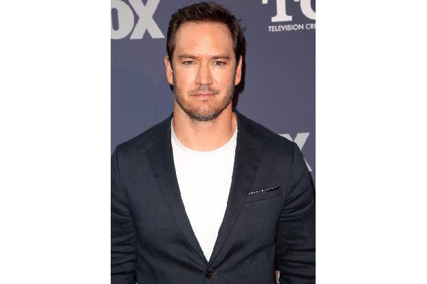 Mark-Paul Gosselaar, den viele wohl als Zach Morris in 'California College - Action, Fun und heiße Flirts' kennen, übernimmt...