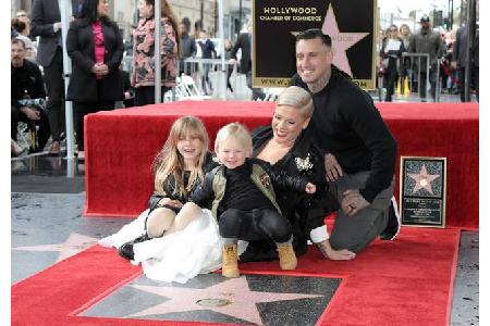 Endlich hat auch Pink ihren längst überflüssigen Stern auf dem 'Walk of Fame' bekommen. Bei der Zeremonie kam die Sängerin m...