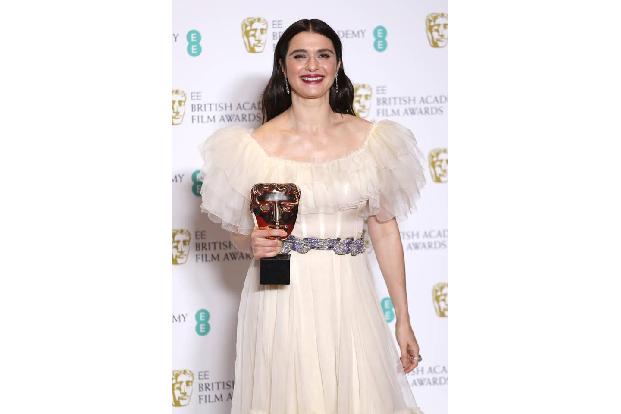 ...Rachel Weisz tat zumindest überrascht, als sie den BAFTA als beste Nebendarstellerin erhielt – denn bei den Golden Globes...