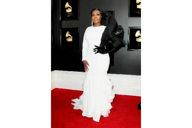 …Fantasia Barrino einen bodenlangen Look mit einer dramatischen schwarzen Schulterpartie. Die Amerikanerin ist überwiegend i...