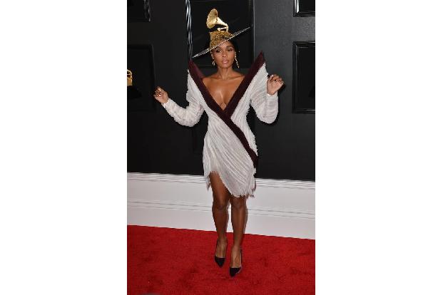…Janelle Monáe erschien wie immer in Monochrom – ihr kommt nichts anderes an den Leib. Auch sie setzte auf exzentrische Schu...